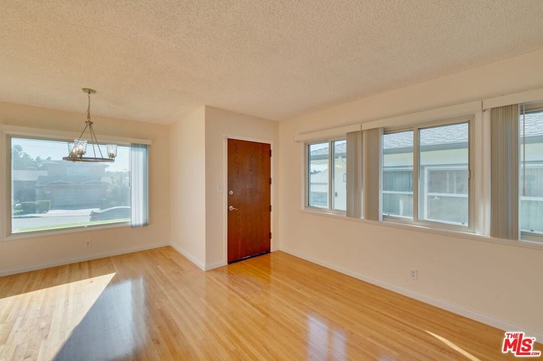 431 W Acacia Ave - Photo 4 of 25