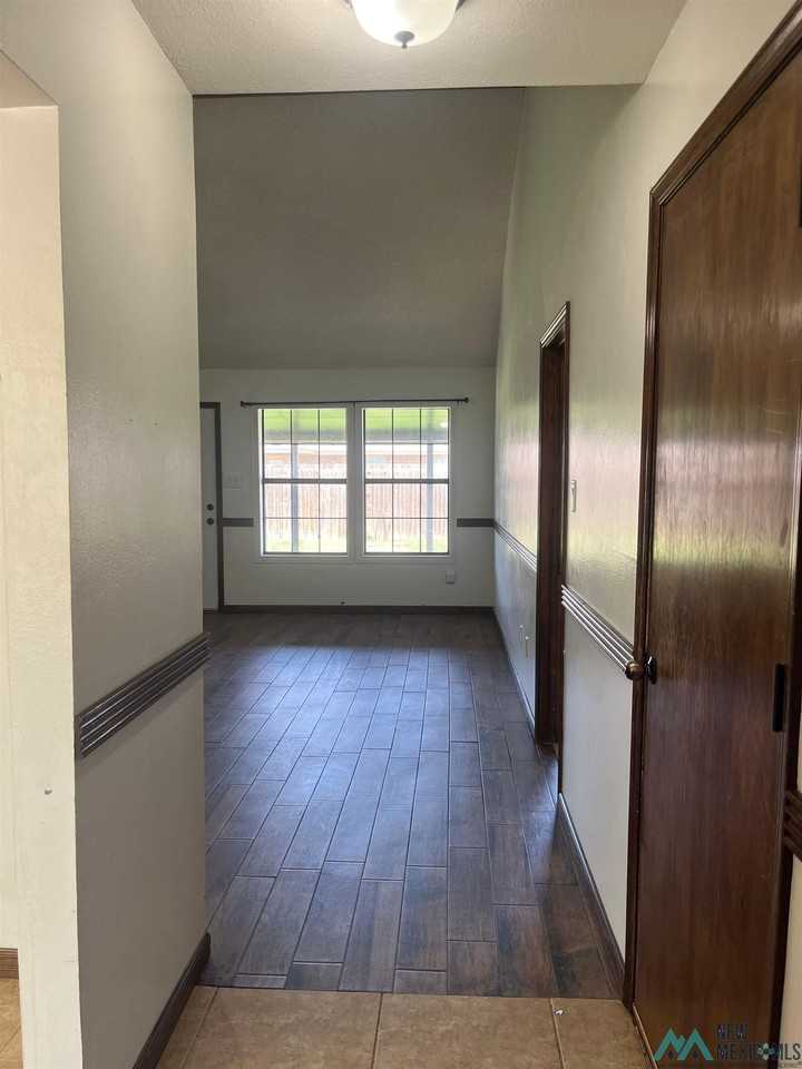 1712 Windsor Way - Photo 2 of 12