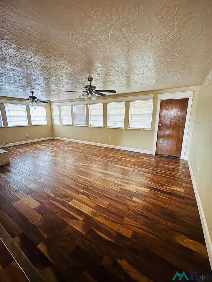 1317 Stratford Ln - Photo 3 of 12