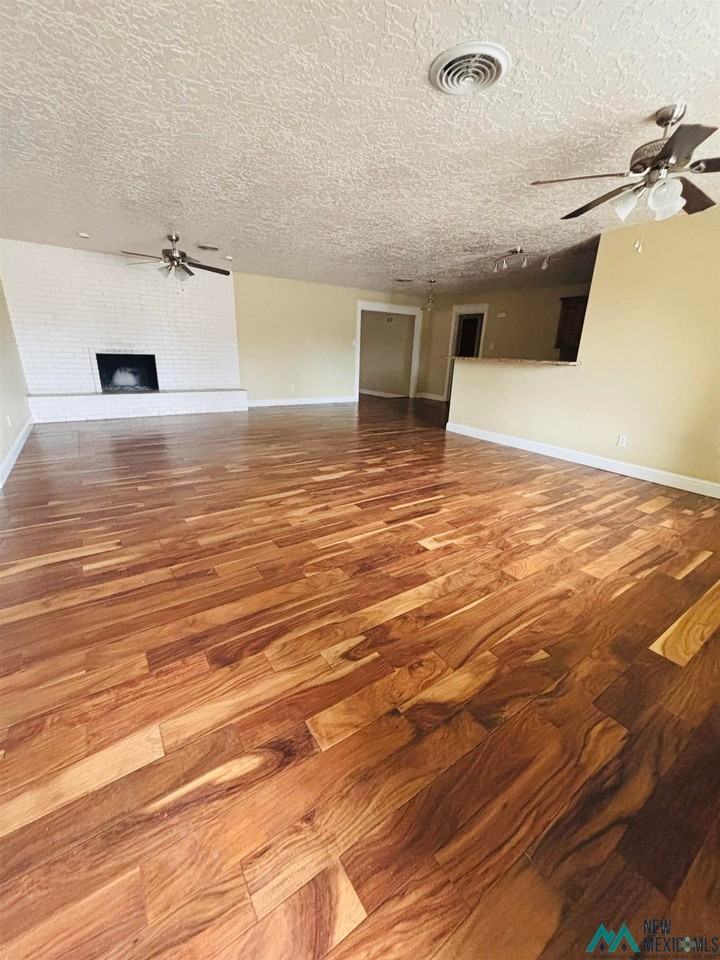 1317 Stratford Ln - Photo 4 of 12