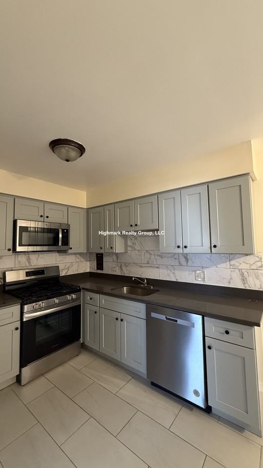 628 N Lincoln Ave #103 - Photo 2 of 9