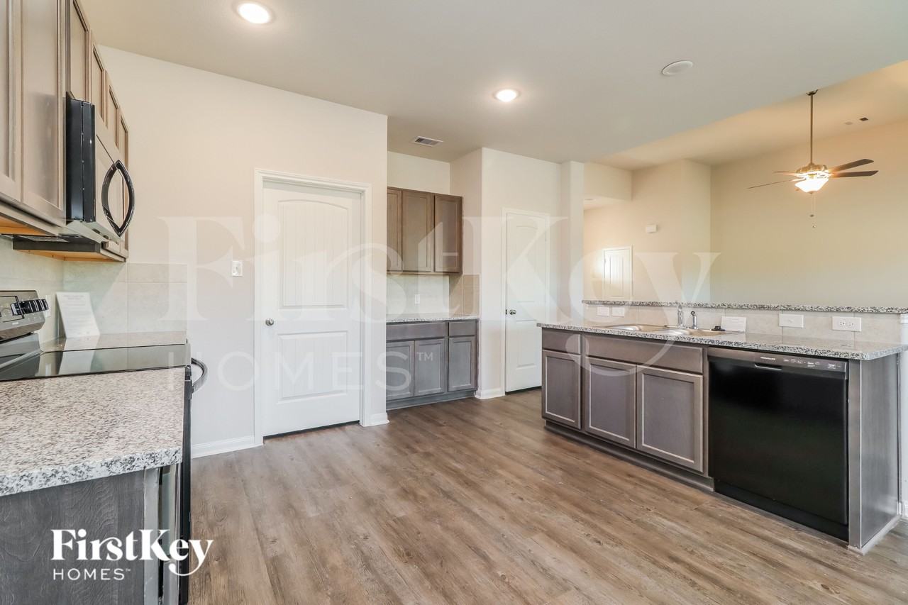 14725 Country Club Dr - Photo 7 of 15