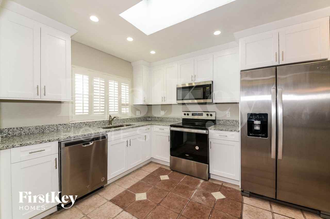 20340 Gentry Ave - Photo 3 of 15