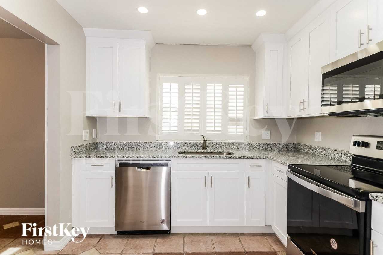 20340 Gentry Ave - Photo 4 of 15