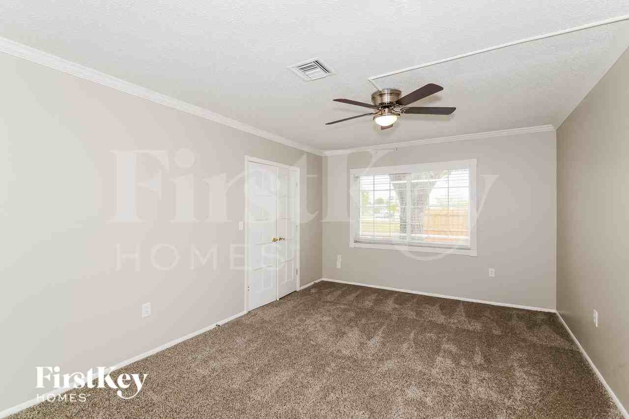 20340 Gentry Ave - Photo 7 of 15