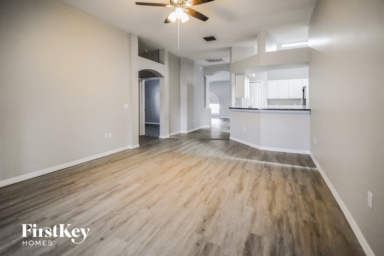 516 Valencia Park Dr - Photo 3 of 15