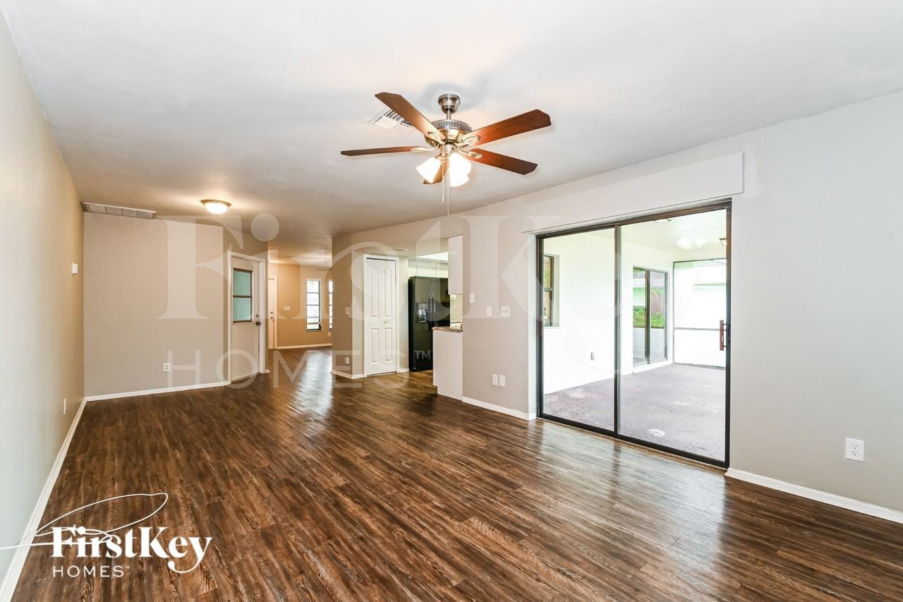 2128 Se 3rd Ter - Photo 3 of 16