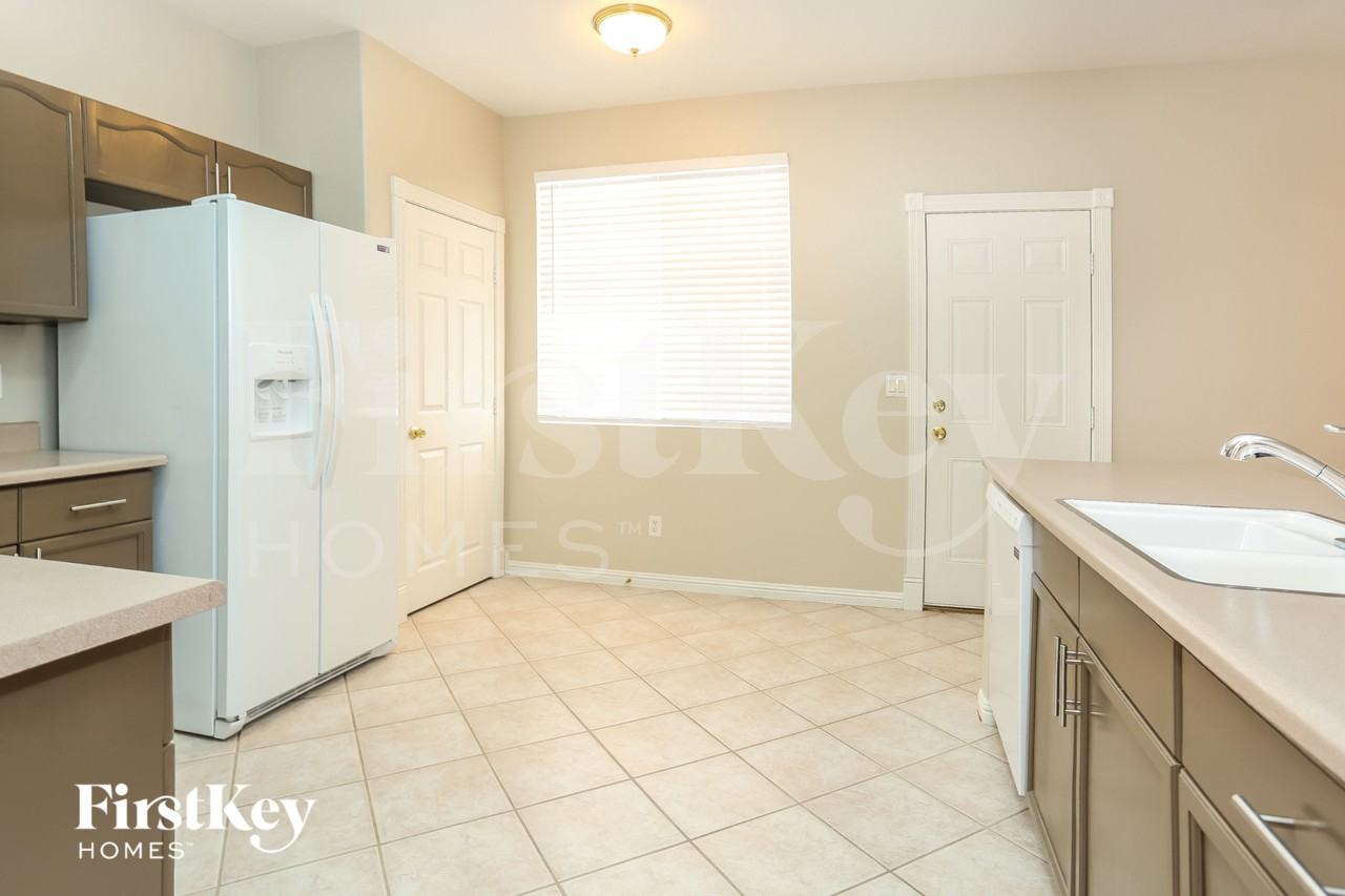 7605 Donald Nelson Ave - Photo 4 of 15