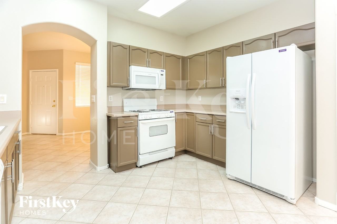 7605 Donald Nelson Ave - Photo 5 of 15