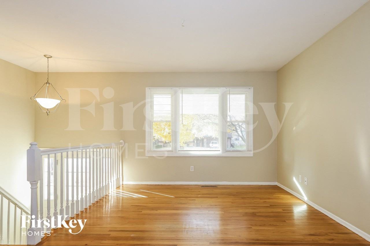 923 Nottingham Ln - Photo 3 of 15