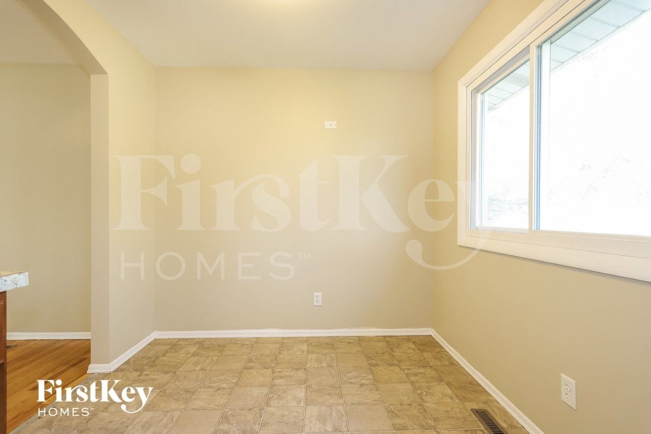 923 Nottingham Ln - Photo 4 of 15