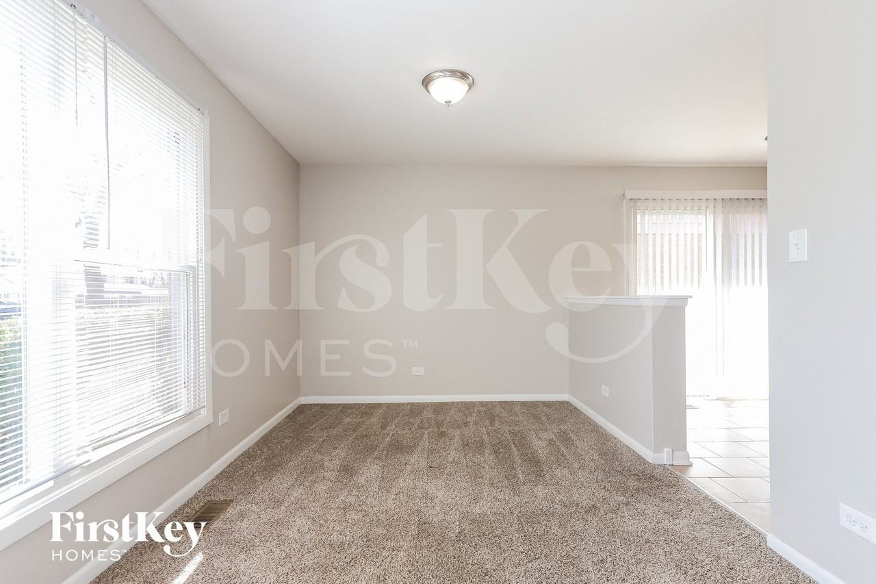 4302 Applewood Ln - Photo 4 of 15