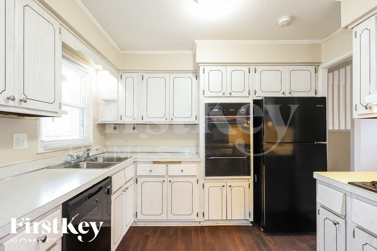 374 Oswego St - Photo 6 of 18