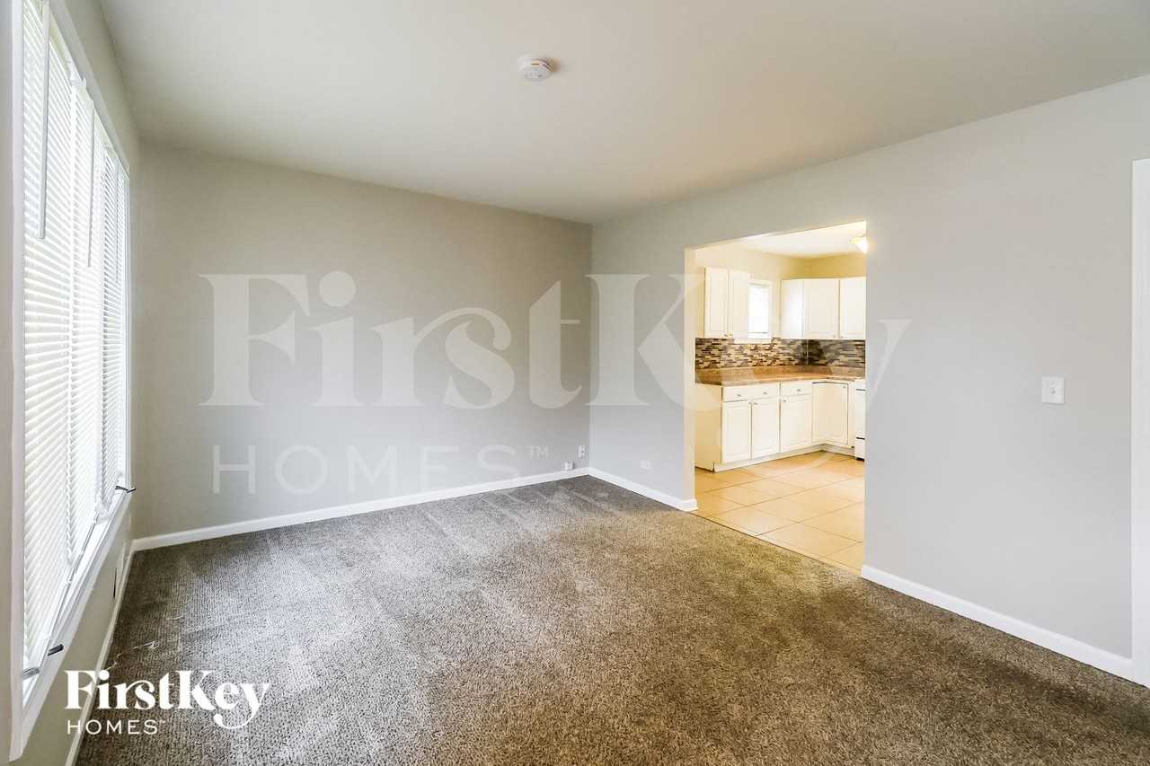 18722 Hamlin Ave - Photo 3 of 15