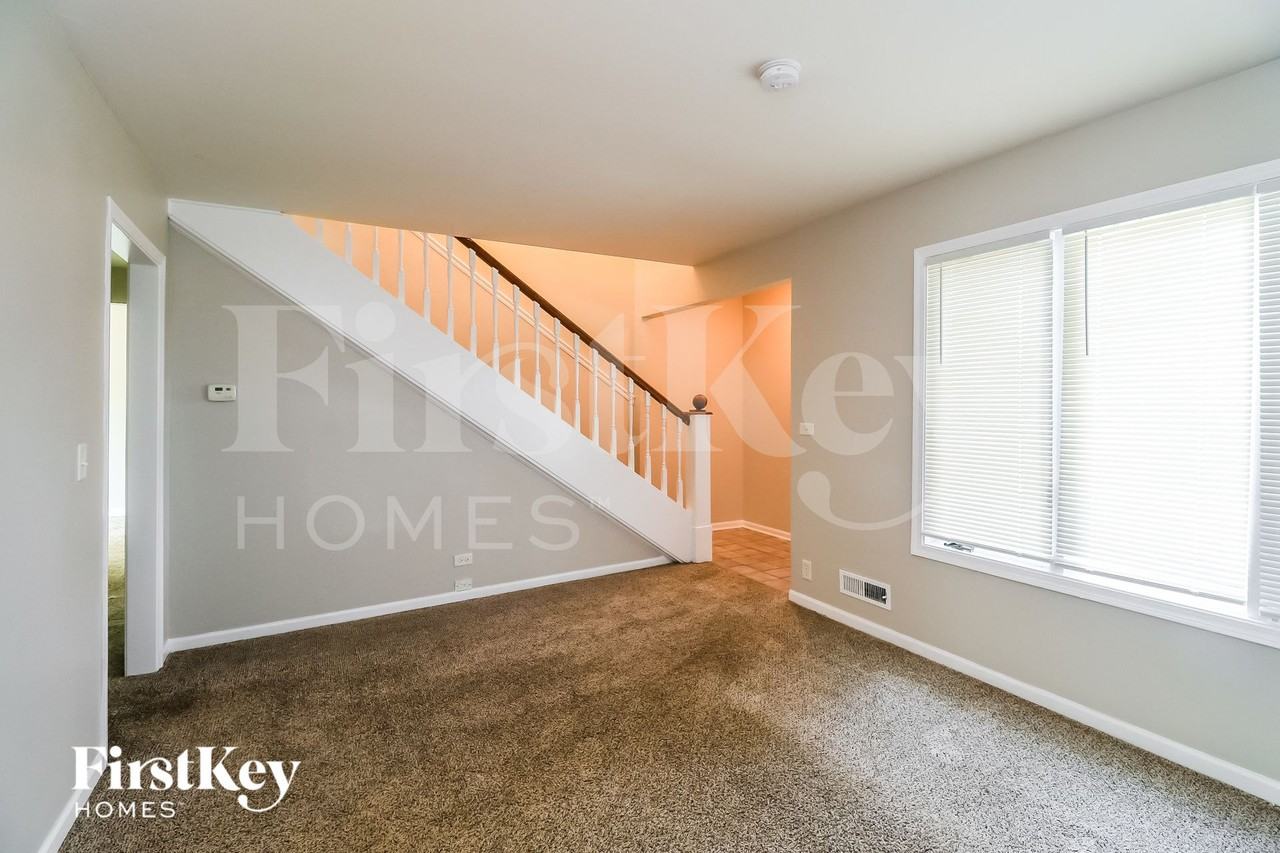 18722 Hamlin Ave - Photo 4 of 15