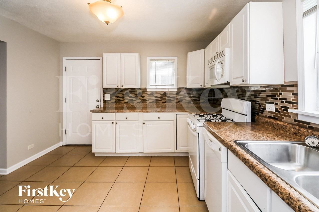 18722 Hamlin Ave - Photo 5 of 15