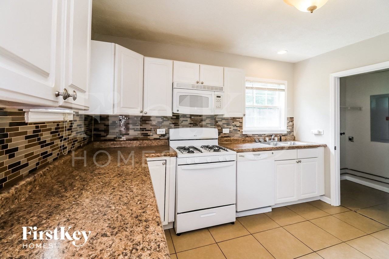 18722 Hamlin Ave - Photo 6 of 15