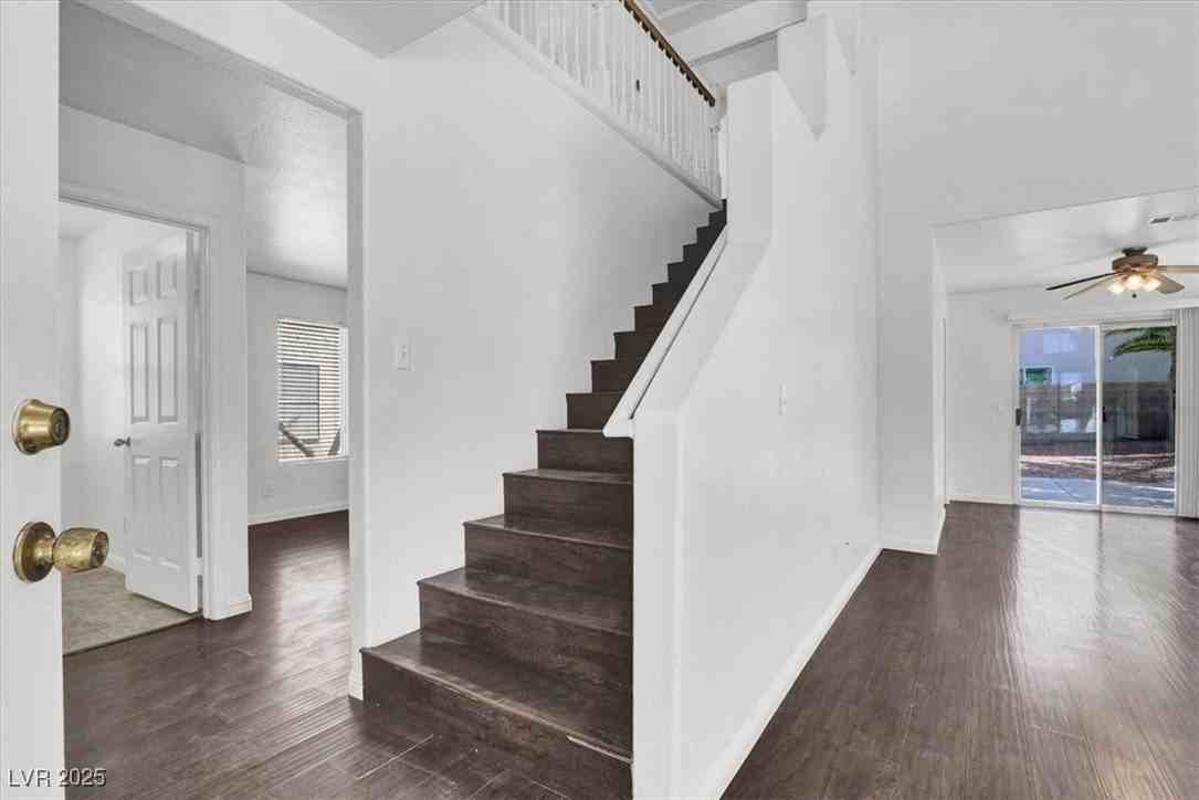 8217 Beekman St - Photo 4 of 36