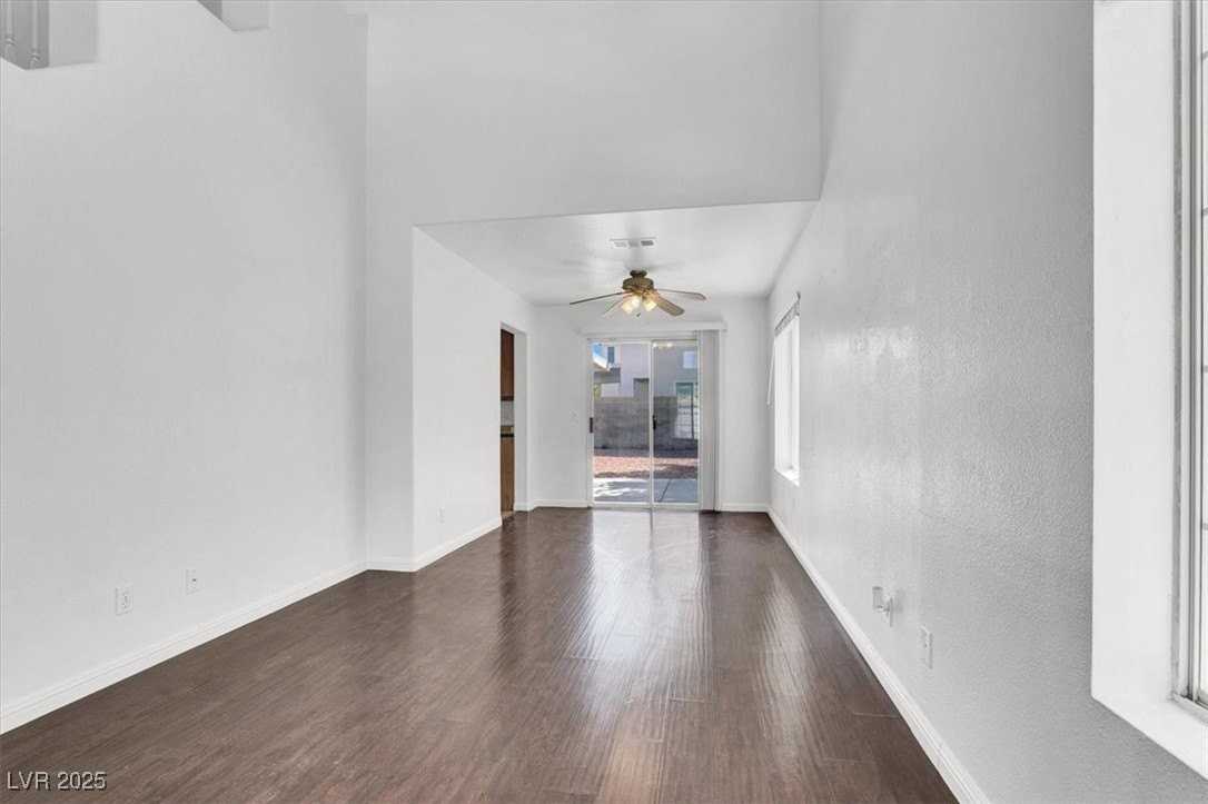 8217 Beekman St - Photo 5 of 36