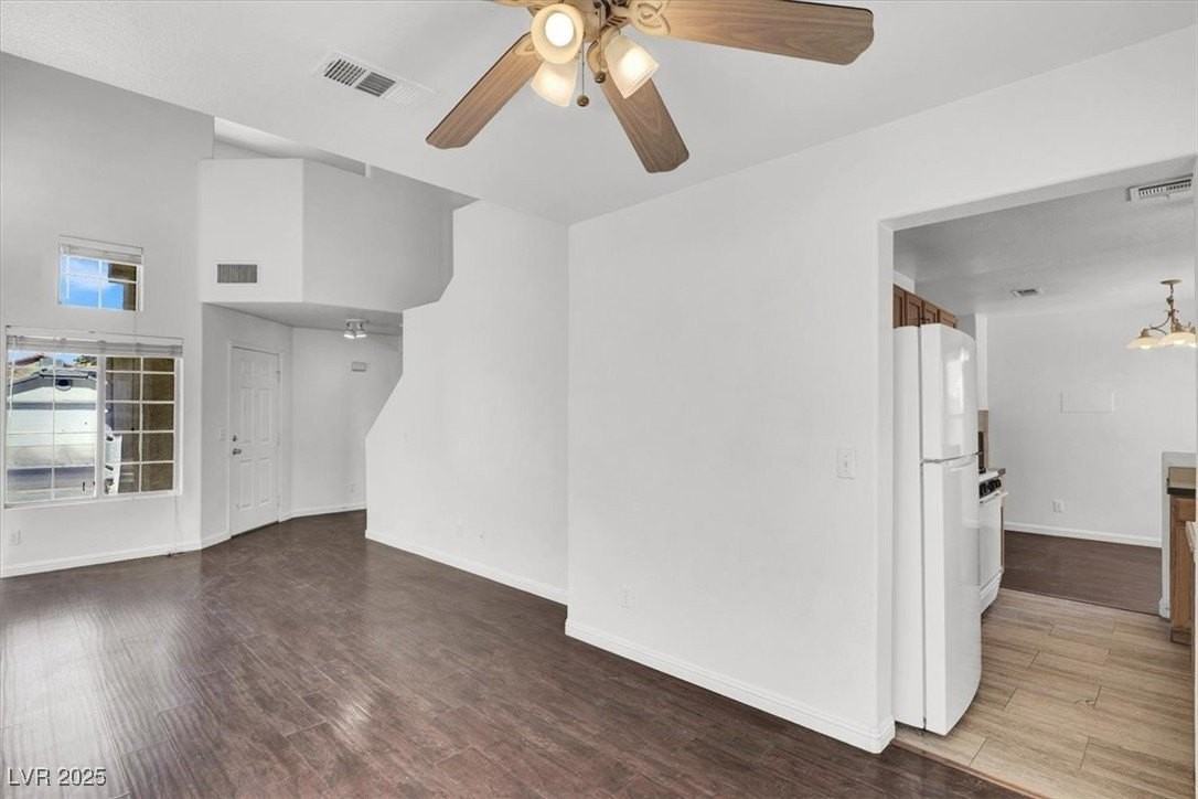 8217 Beekman St - Photo 7 of 36