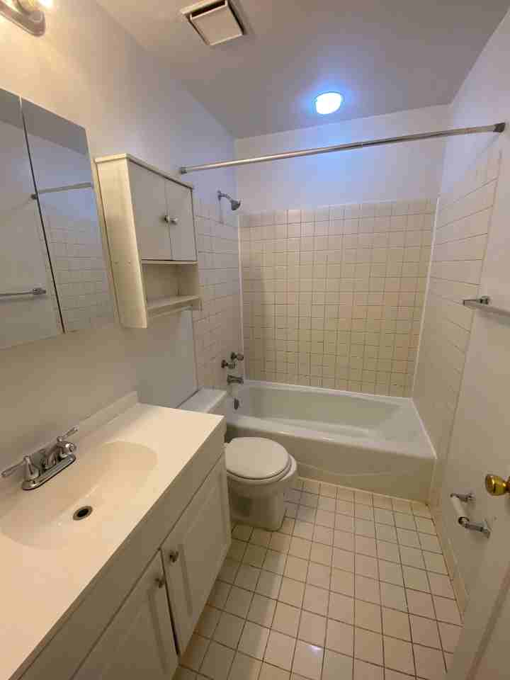 913 Geyer Ave #913 - Photo 6 of 7