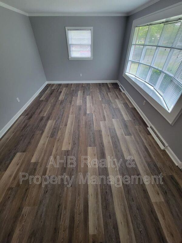 801 Sycamore Rd - Photo 3 of 22