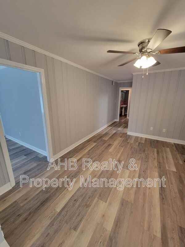 801 Sycamore Rd - Photo 4 of 22