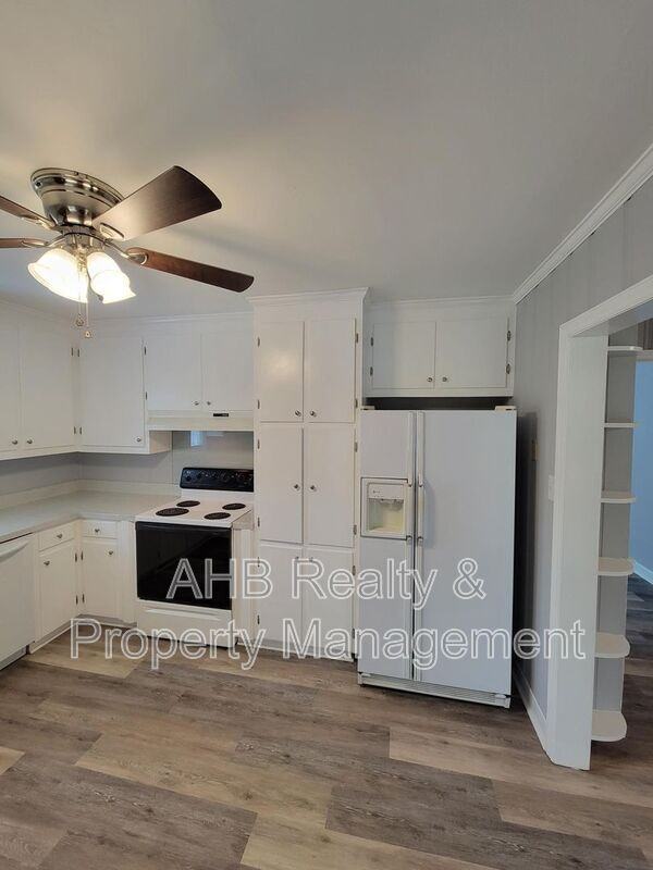 801 Sycamore Rd - Photo 6 of 22