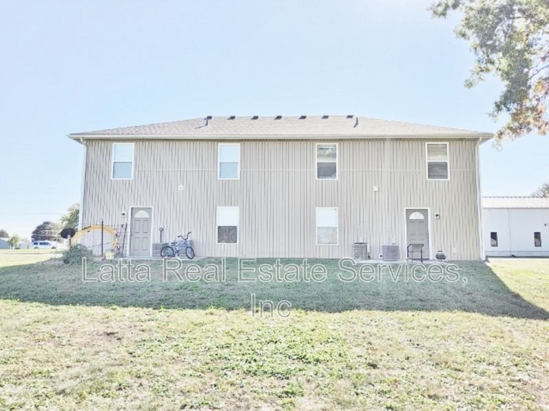 305 W Otway St - Photo 2 of 8