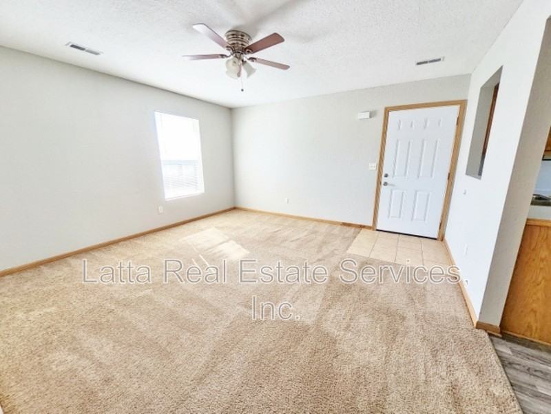 305 W Otway St - Photo 3 of 8