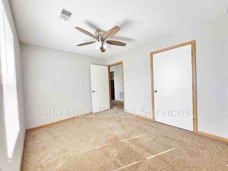 305 W Otway St - Photo 5 of 8