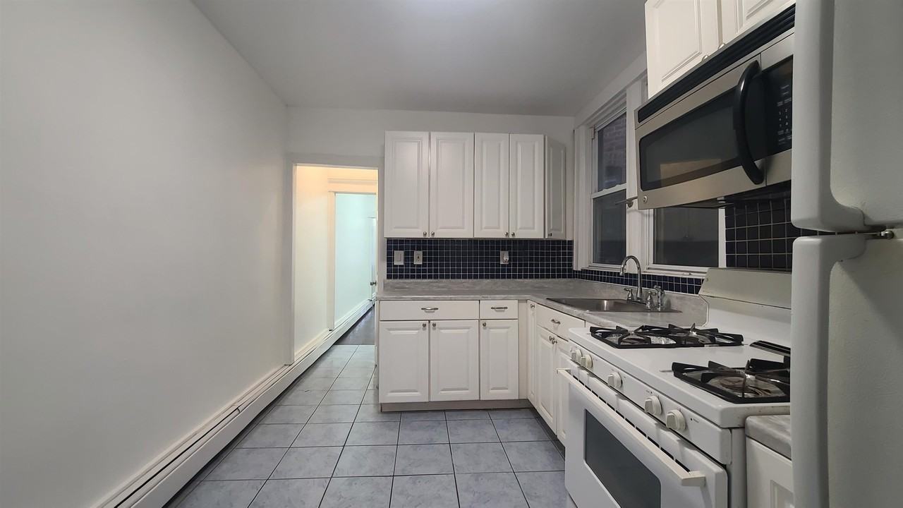 405 61st St #7 - Photo 2 of 16