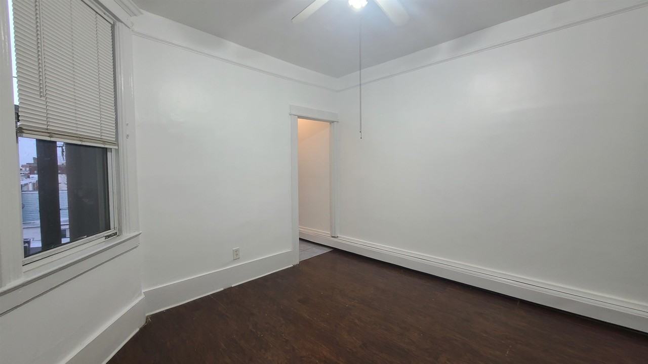 405 61st St #7 - Photo 6 of 16