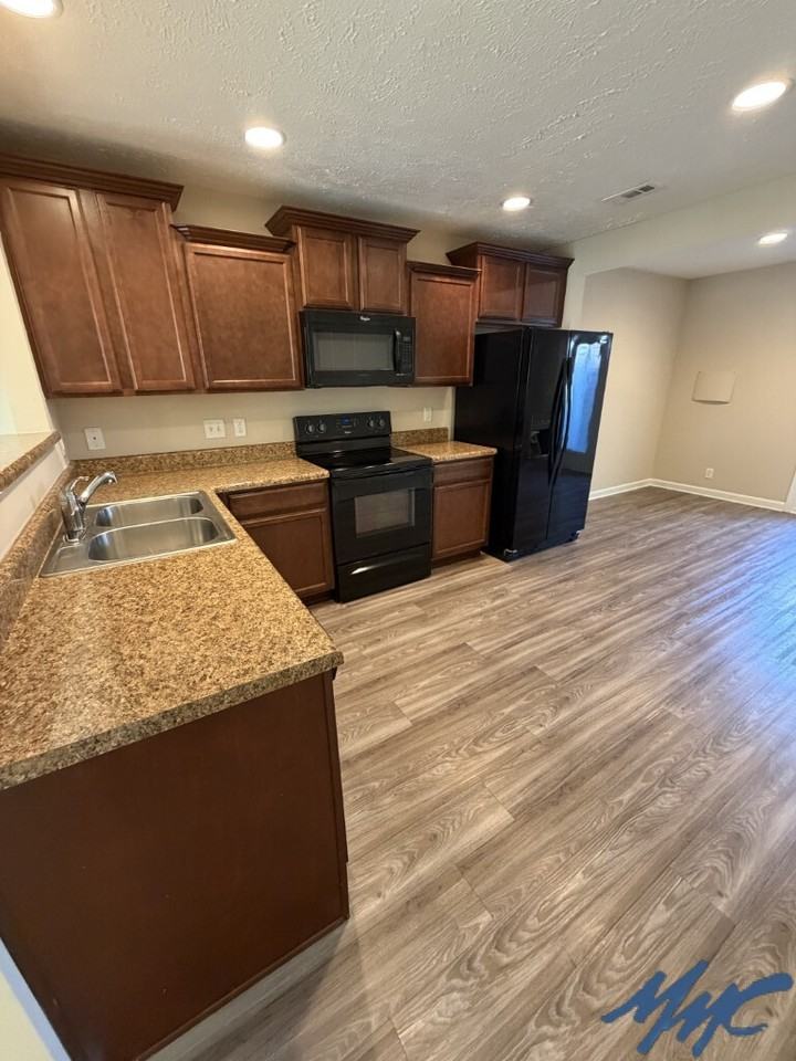 1432 Clydesdale St - Photo 3 of 18