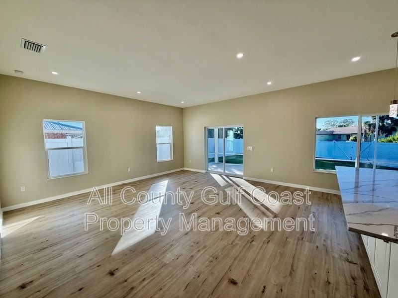 12302 Harland St - Photo 4 of 18