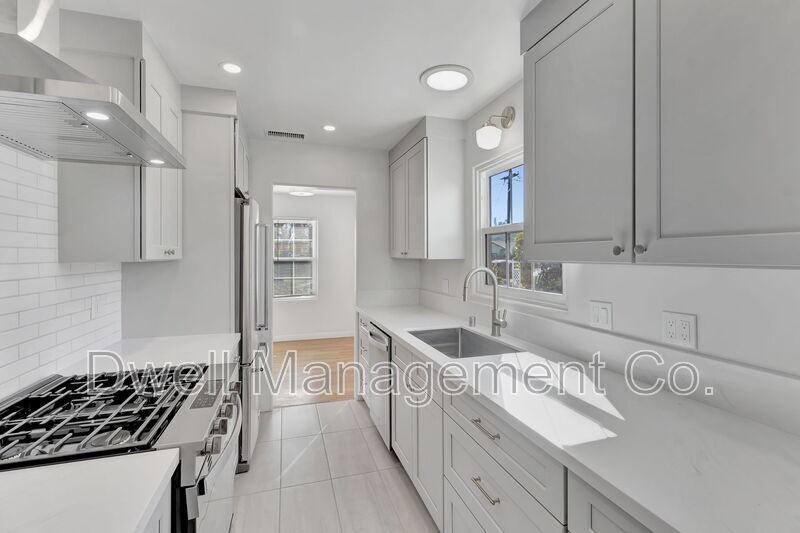 8776 Jefferson Ave - Photo 3 of 33