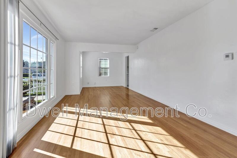 8776 Jefferson Ave - Photo 4 of 33