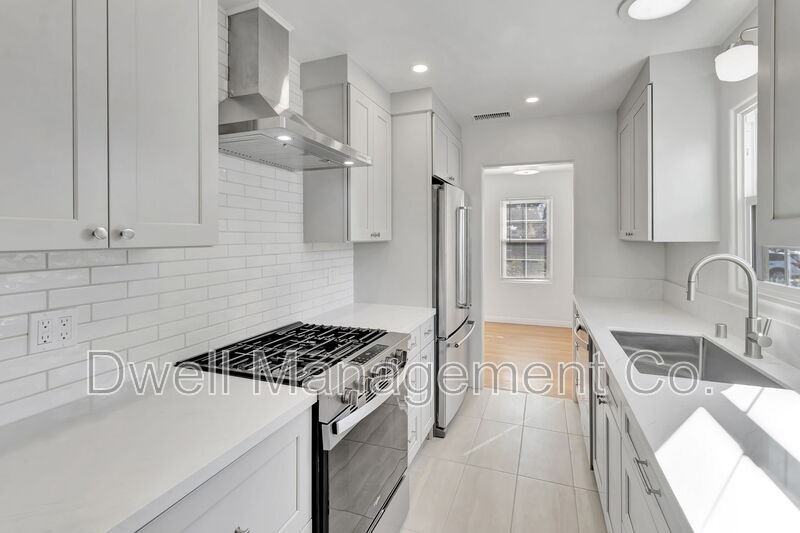 8776 Jefferson Ave - Photo 6 of 33