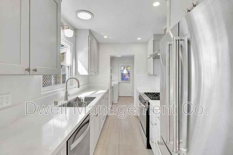 8776 Jefferson Ave - Photo 7 of 33