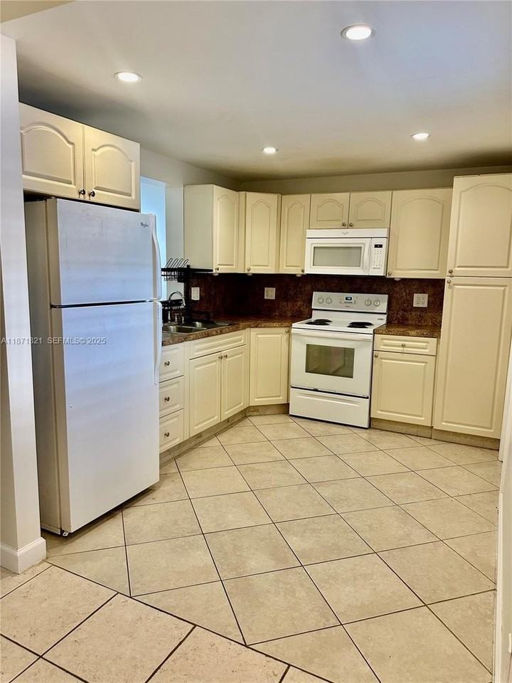 300 Ne 12th Ave #101 - Photo 5 of 22