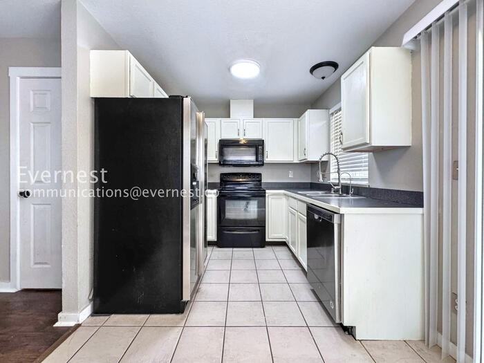 2107 S Acoma St - Photo 3 of 22
