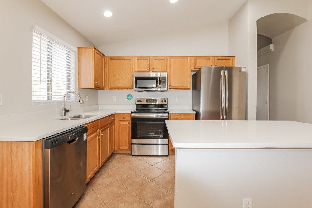 12821 W Crocus Dr - Photo 5 of 16