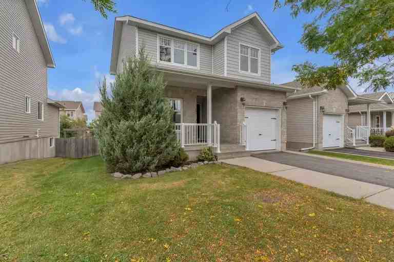 1507 Crimson Cres #1 - Photo 2 of 30