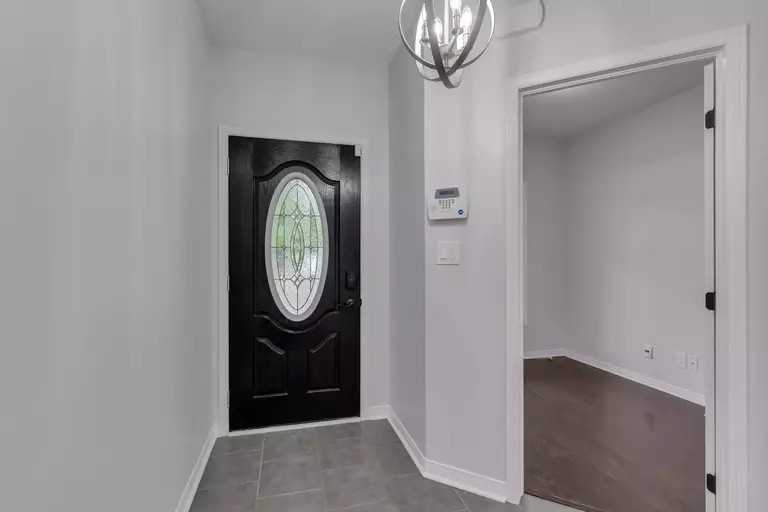 1507 Crimson Cres #1 - Photo 3 of 30