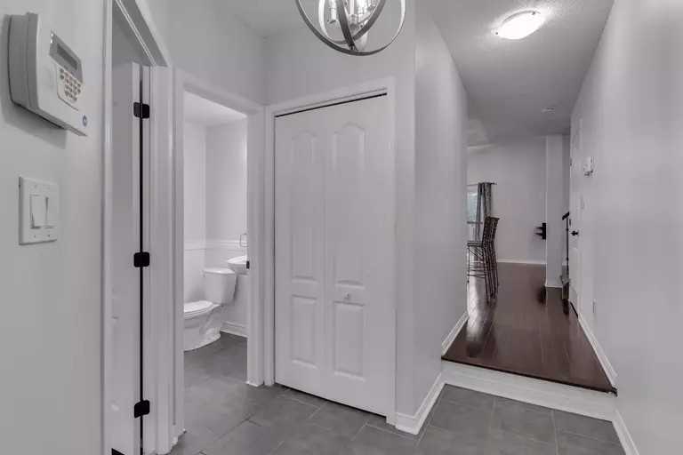 1507 Crimson Cres #1 - Photo 4 of 30