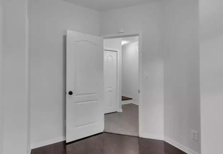 1507 Crimson Cres #1 - Photo 6 of 30