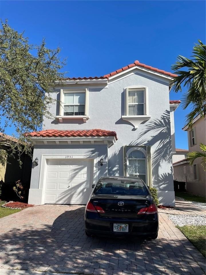 3951 Ne 13th Dr #0 - Photo 2 of 5