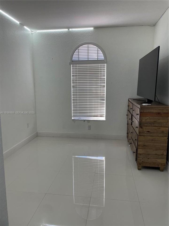 3951 Ne 13th Dr #0 - Photo 3 of 5