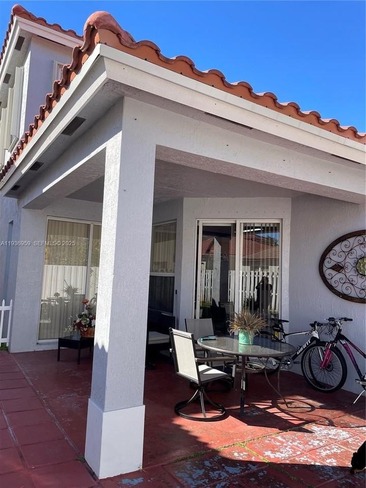 3951 Ne 13th Dr #0 - Photo 4 of 5