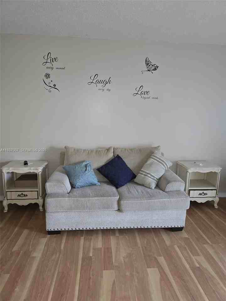 314 S J St #7 - Photo 2 of 12